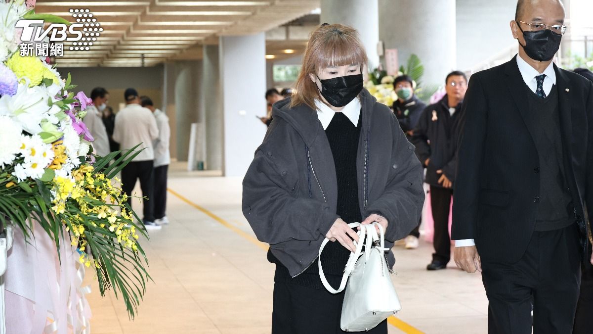 袁惟仁兒女憔悴暴瘦!陸元琪消失家祭低調送別 淚喊:我真的放下了