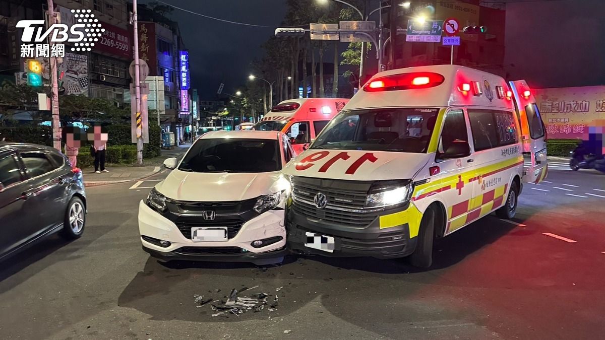 有片/中和救護車、休旅車路口猛撞 女駕駛未禮讓慘吃罰單