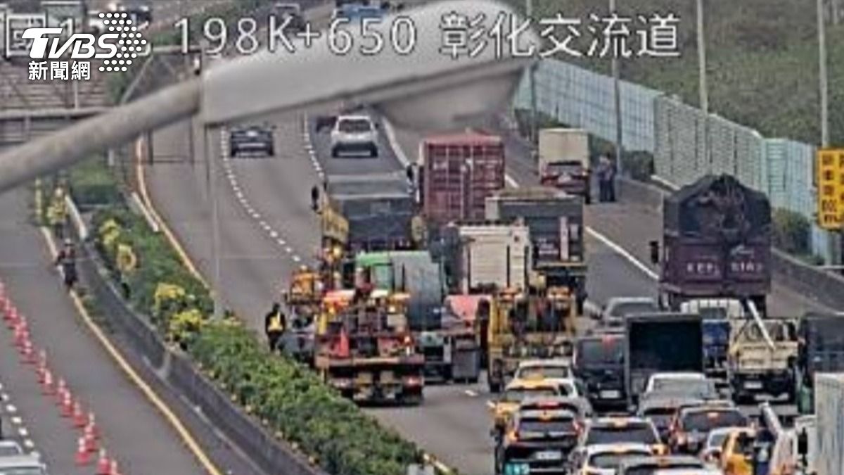 快訊／國1彰化段聯結車、汽車追撞　占內中線回堵
