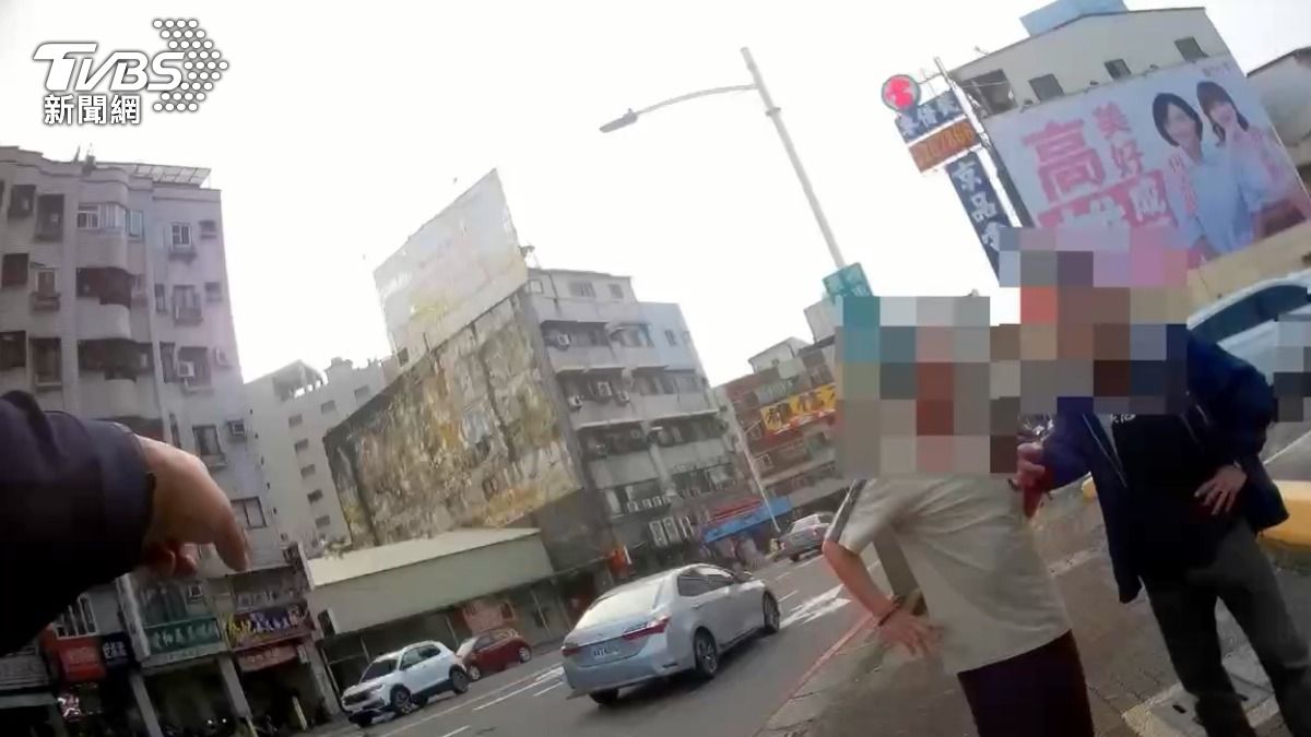 40歲朱姓男子疑似精神狀態不佳，先將自己的單車砸毀丟棄路中，隨後沿路隨機攔車踹砸，造成8輛汽機車受損。（圖／TVBS）
