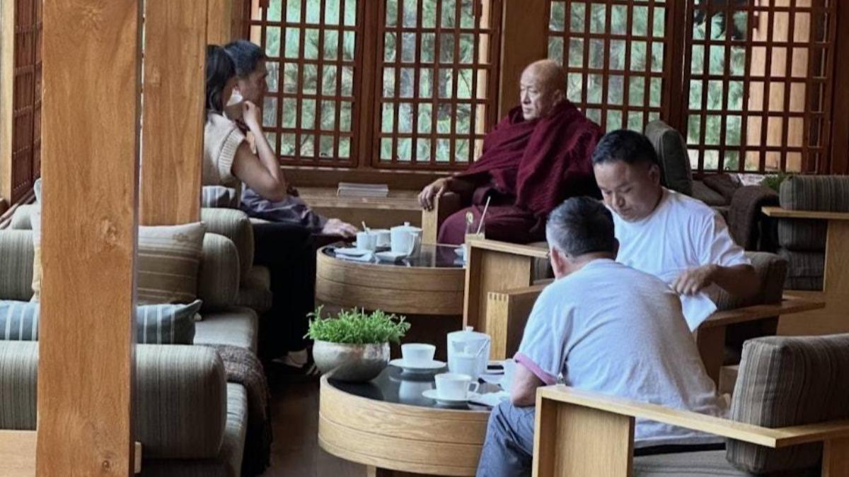 網友巧遇梁朝偉與劉嘉玲,並拍下兩人與不丹宗薩仁波切見面喝茶聊天的照片。(圖/翻攝自小紅書)