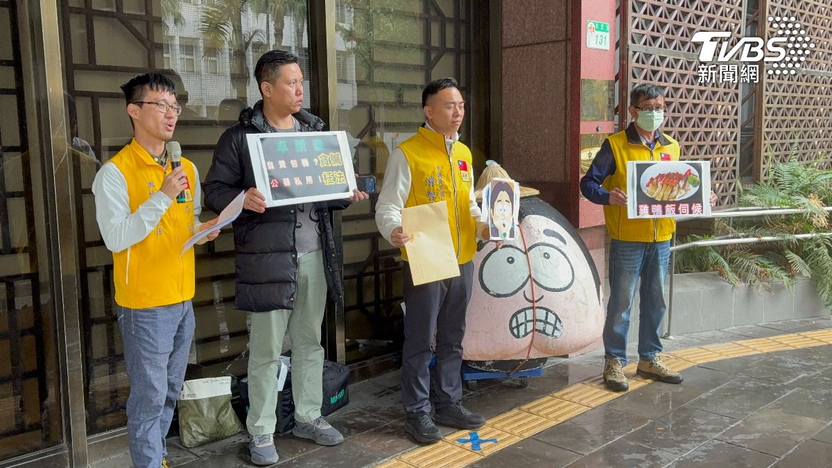 新黨以行動劇「萊爾校長送雞鴨便當給大師兄」、「軍用機場當作你家停車場」、「華航飛機當你家腳踏車」等橋段,諷刺政府濫權。(圖/潘千詩攝)