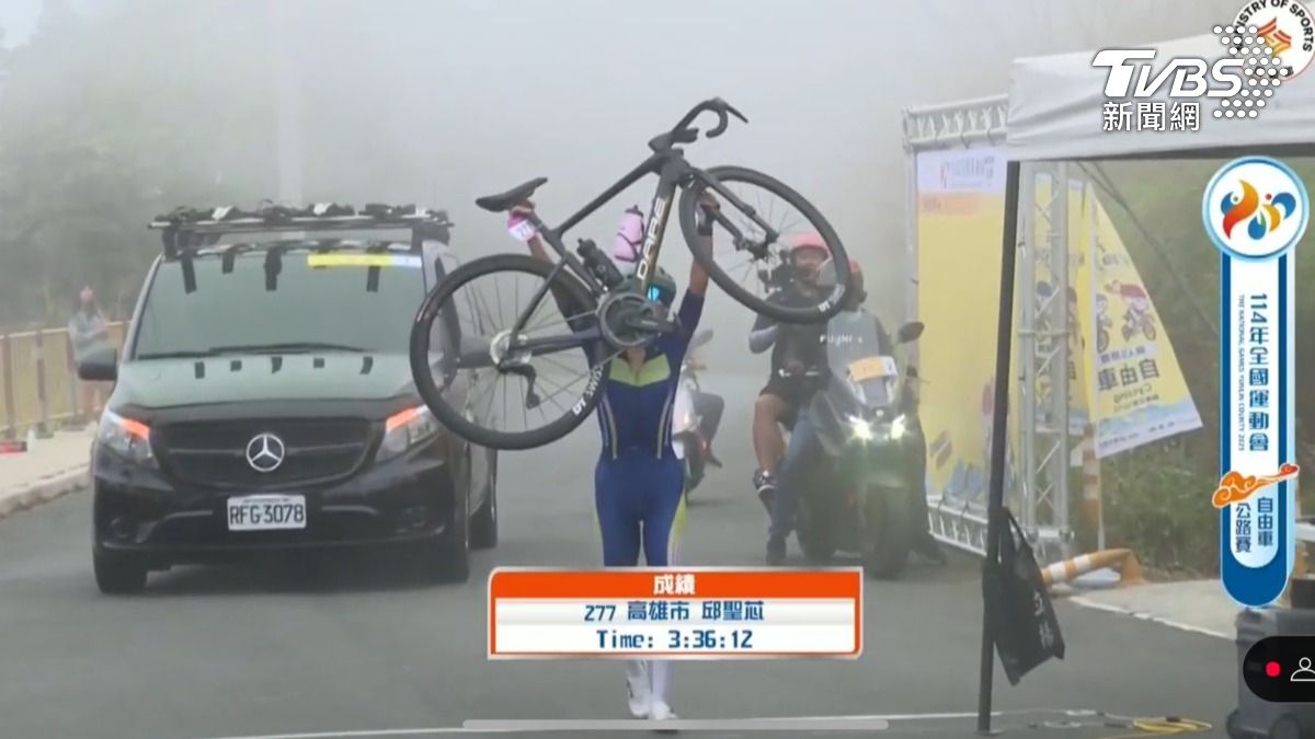 代表高雄市出賽的自由車選手,邱聖芯舉起單車,完成全運會公路賽三連霸(圖/翻攝 邱聖芯臉書)