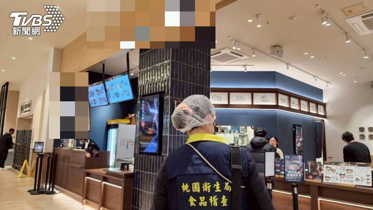 桃園市衛生局前往麵屋一燈稽查。(圖/TVBS)
