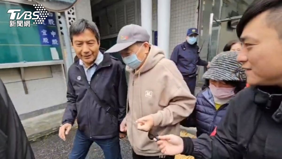 林清水僅回應「謝謝」,隨後快步離去。(圖/TVBS)