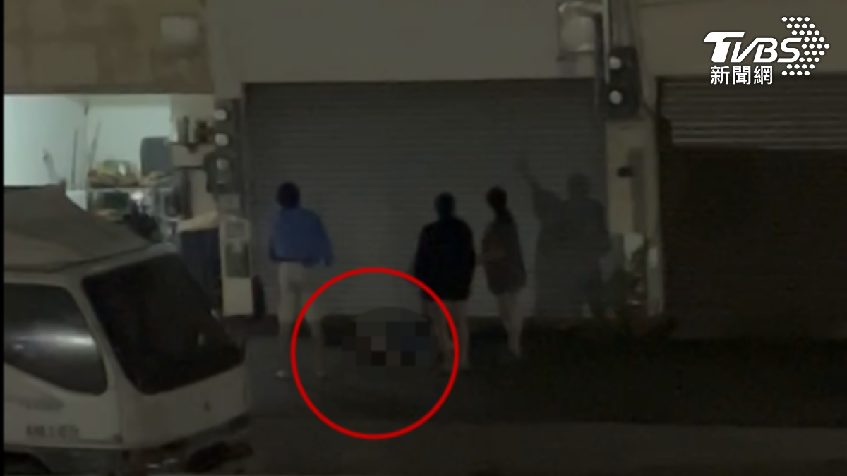 左鄰右舍全跑出來查看,因為一名男童從樓上窗台摔下來,趴在地上動彈不得,情況相當危急,有人幫忙打電話報警叫救護車(圖/民眾提供)