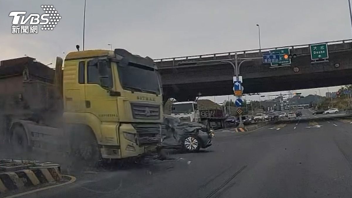 高雄燕巢國道十號交流道口發生一起驚險車禍,一部砂石車幾乎沒減速撞擊到另一部休旅車後,整部砂石車失控翻覆,導致4人送醫。(圖/民眾提供)