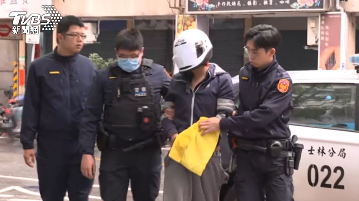 涉嫌對母親施暴還縱火的男子,長期無業又啃老。(圖/TVBS)
