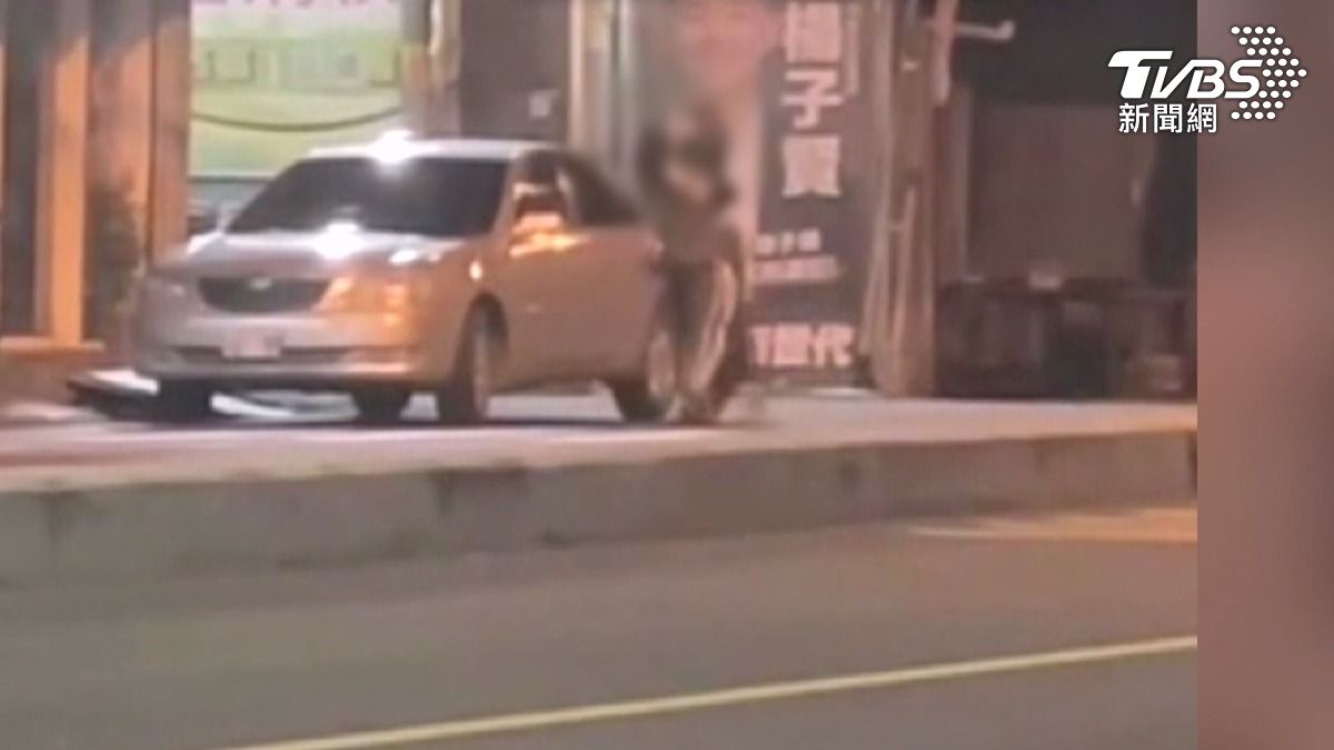 深夜街頭激烈拉扯！越南女「放聲尖叫」遭強抱　男友一步步逼近畫面曝。(圖／社會事新聞影音) 