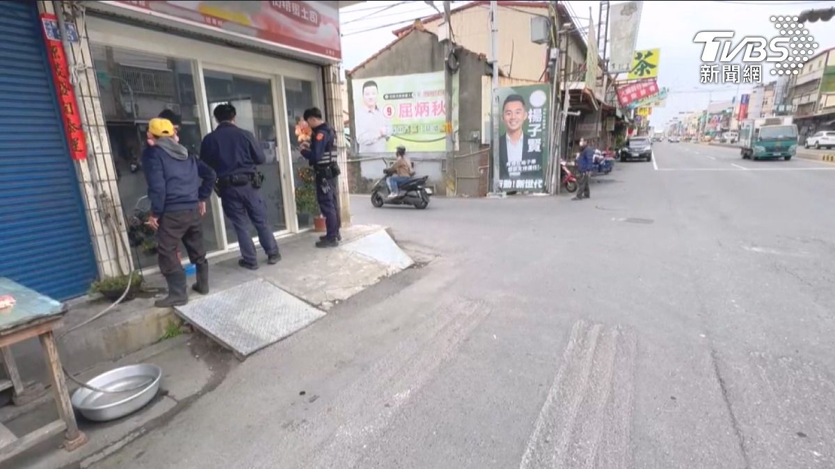 越南情侶街頭爆衝突　男攔腰抱起強拖入屋。(圖／TVBS)  