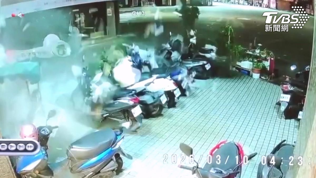 彰化男酒後神智不清仍開車!自撞衝進廣場「掃倒10車」送辦。(圖/TVBS)