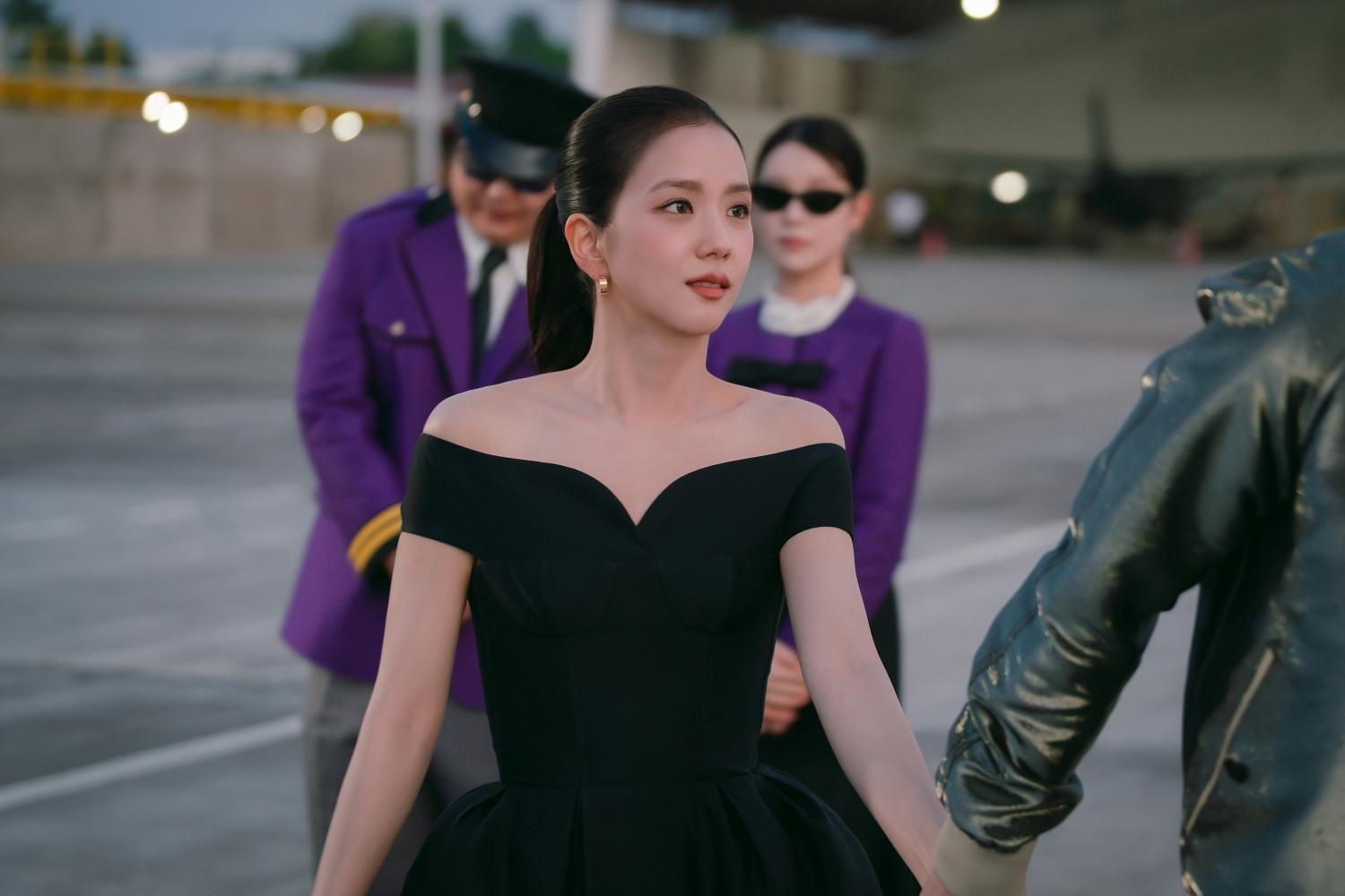 Jisoo劇中穿梭在許多夢幻的虛擬場景中。(圖/Netflix提供)