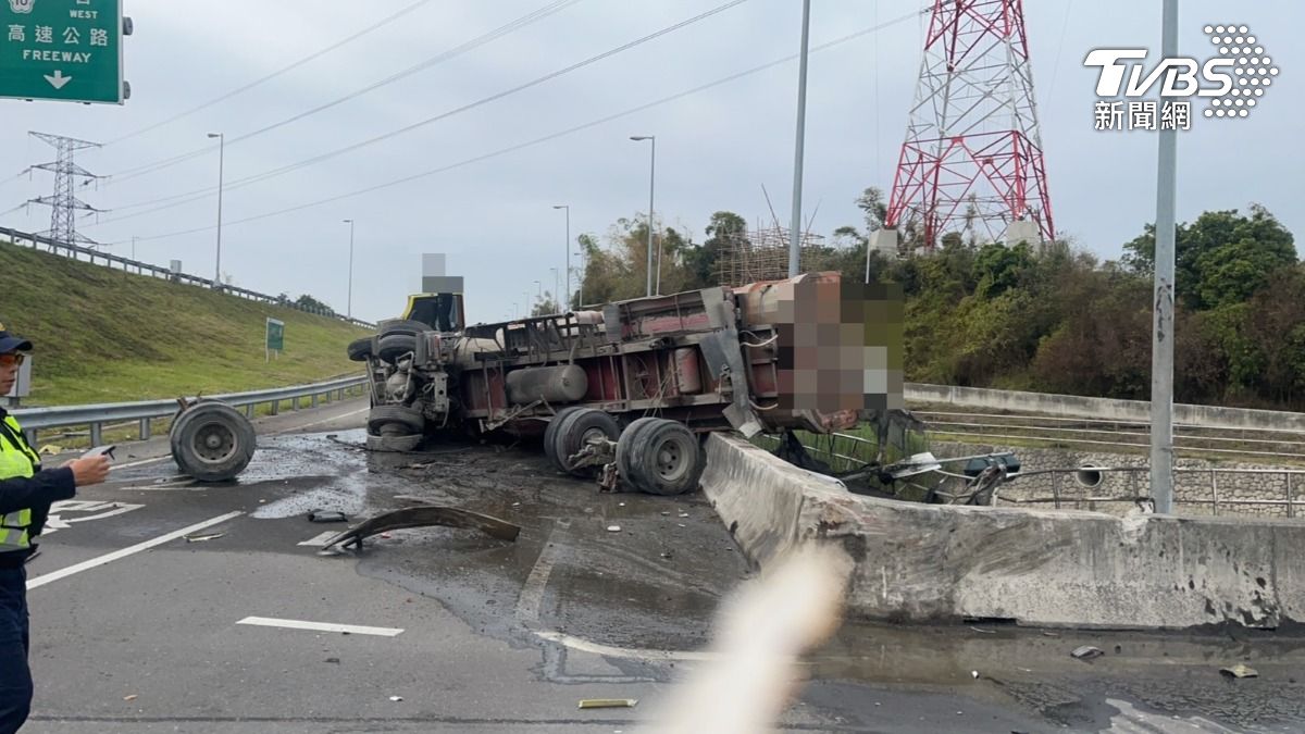 高雄砂石車國10玩命闖紅燈猛撞 「整車解體」橫躺4人送醫