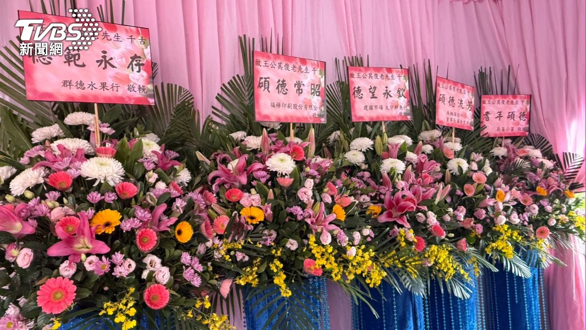 親友送上花籃。(圖/陳祁攝)