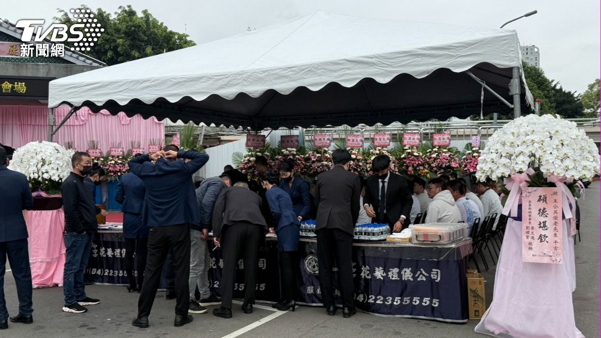 不少員工、民眾前來致意。(圖/陳祁攝)