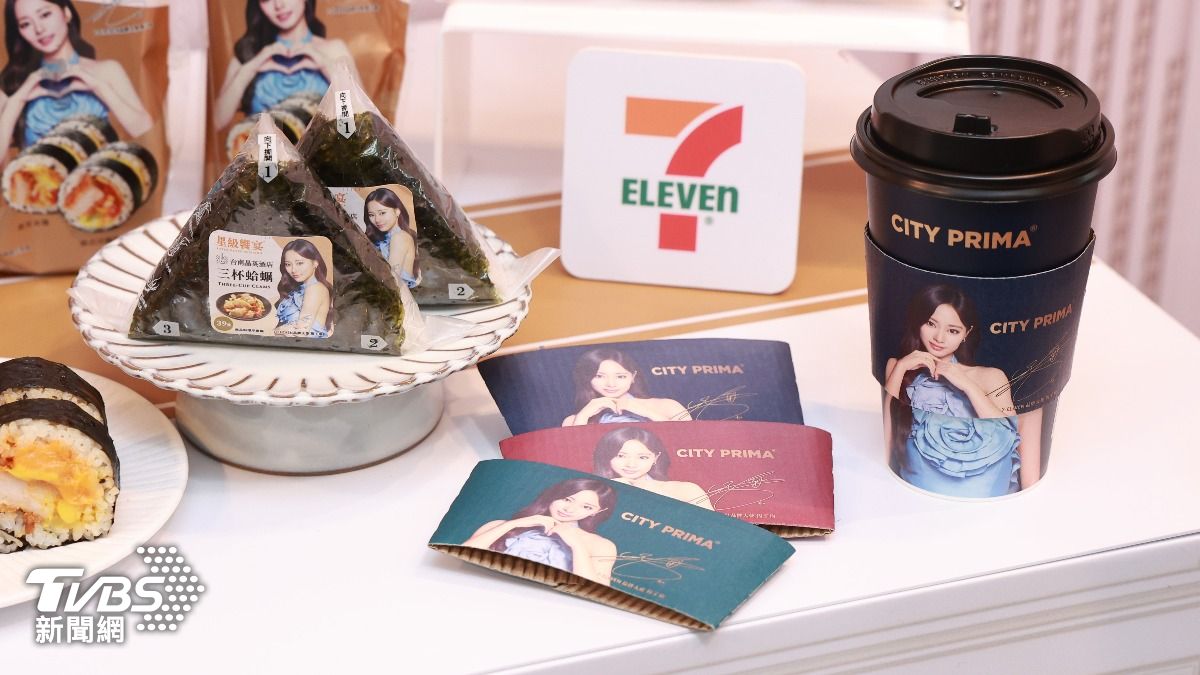 CITY CAFE從杯身到杯套都有子瑜的身影。(圖/黃城碩攝)