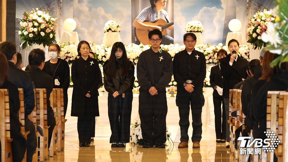 袁惟仁一雙兒女袁義、袁融先和姑姑們一起致意。(圖/張哲鳴攝)