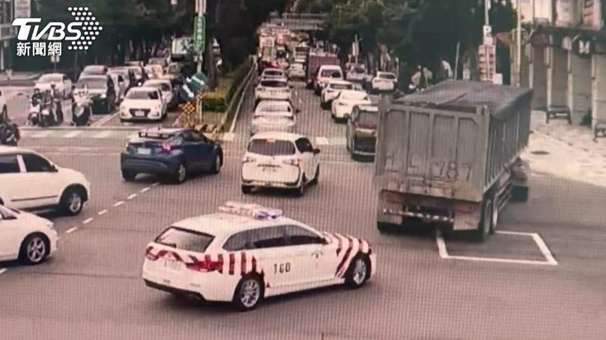 半聯結車違規逃竄，國道「紅斑馬」一路緊追。（圖／TVBS）