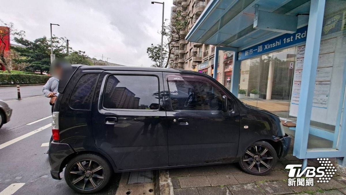 有片／剛買完麥當勞得來速！淡水小轎車突爆衝「撞進公車亭」