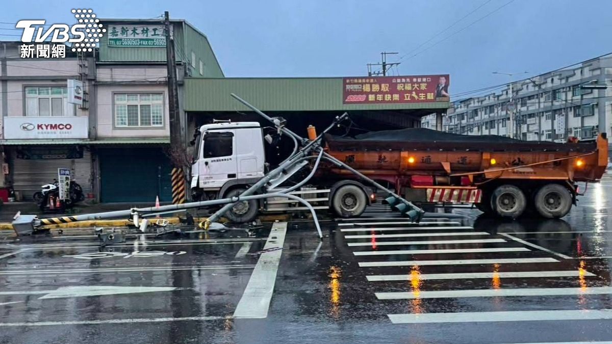雨天視線不良!湖口砂石車左轉撞斷號誌桿 逾3小時排除一度塞車