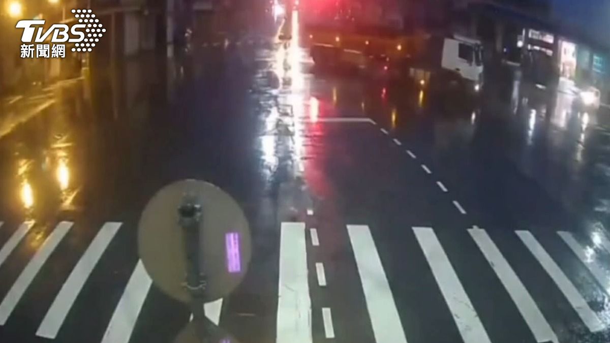 雨天視線差!砂石車撞島「設備全毀」。(圖/TVBS)