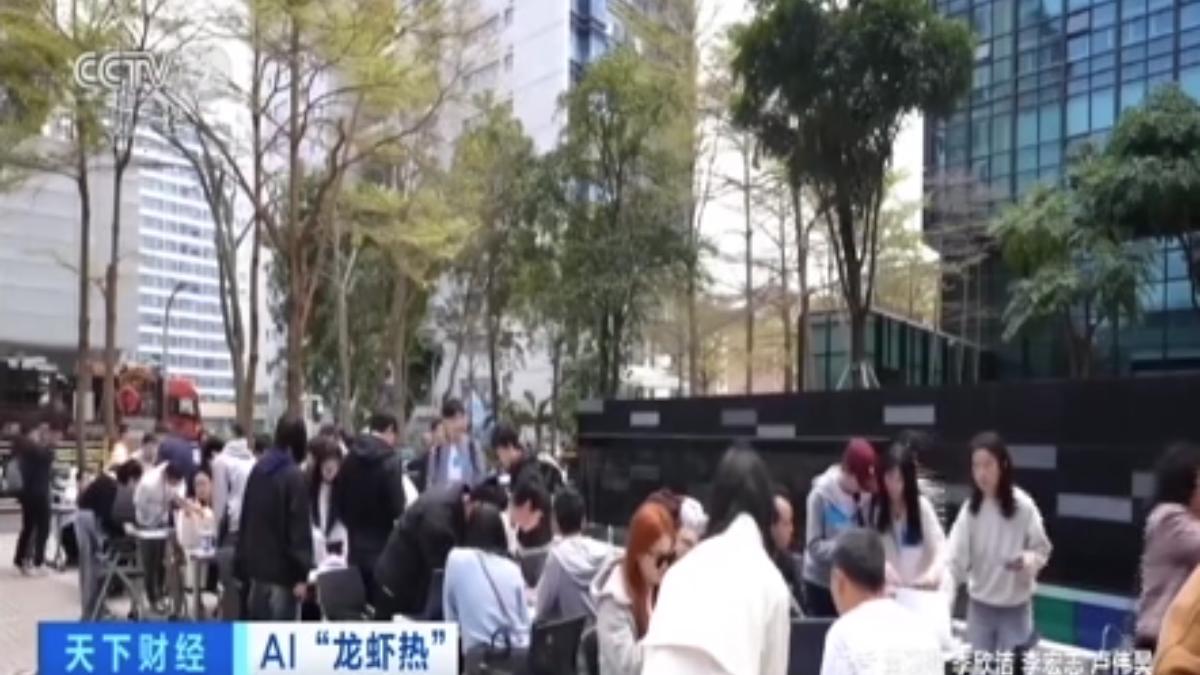 大陸深圳掀「OpenClaw」養龍蝦熱潮,騰訊總部前的廣場湧入上千人安裝體驗。(圖/大陸央視)