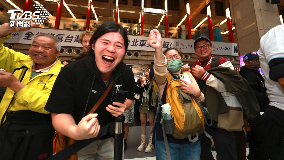 台灣隊擊敗宿敵韓國,球迷無比振奮。(圖/華子琛攝)