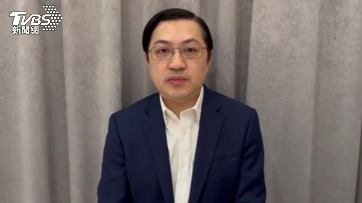 梁為超親上火線秀出身分證,證實自己兩年前就已經離婚。(圖/TVBS)