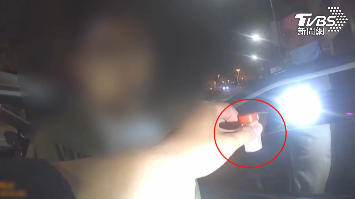 一輛銀色轎車行車車速忽快忽慢,警方直覺有異,上前攔查果然有所斬獲。(圖/TVBS)