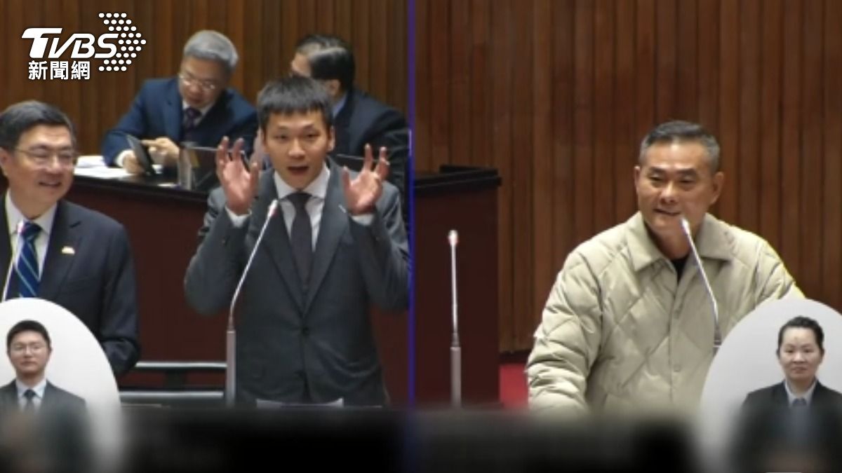 李洋還原場邊「神祕手勢」。(圖/立法院)