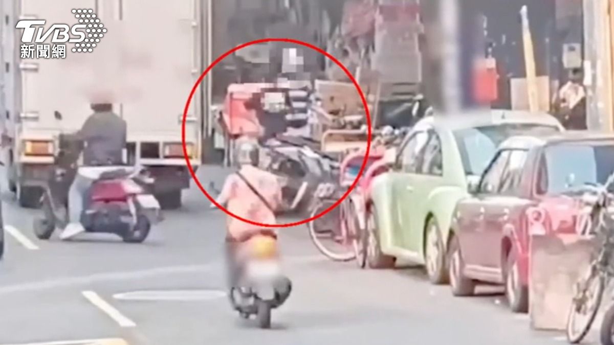 物流司機遭控擋道,騎士理論反遭拔走鑰匙。(圖/TVBS)