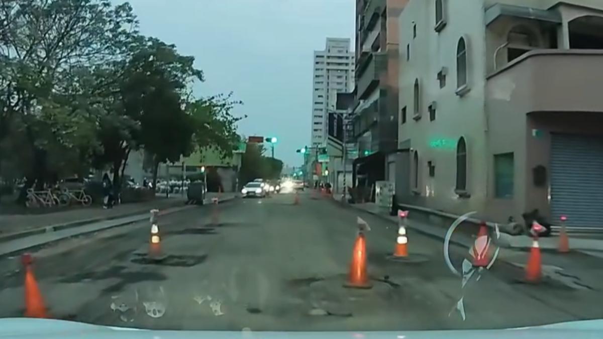 台南市安平區健康三街近日進行道路翻修工程，有駕駛發現整條路竟擺放超過20個三角錐，彷彿在開障礙賽。（圖／翻攝Threads_hun_hun_lin）