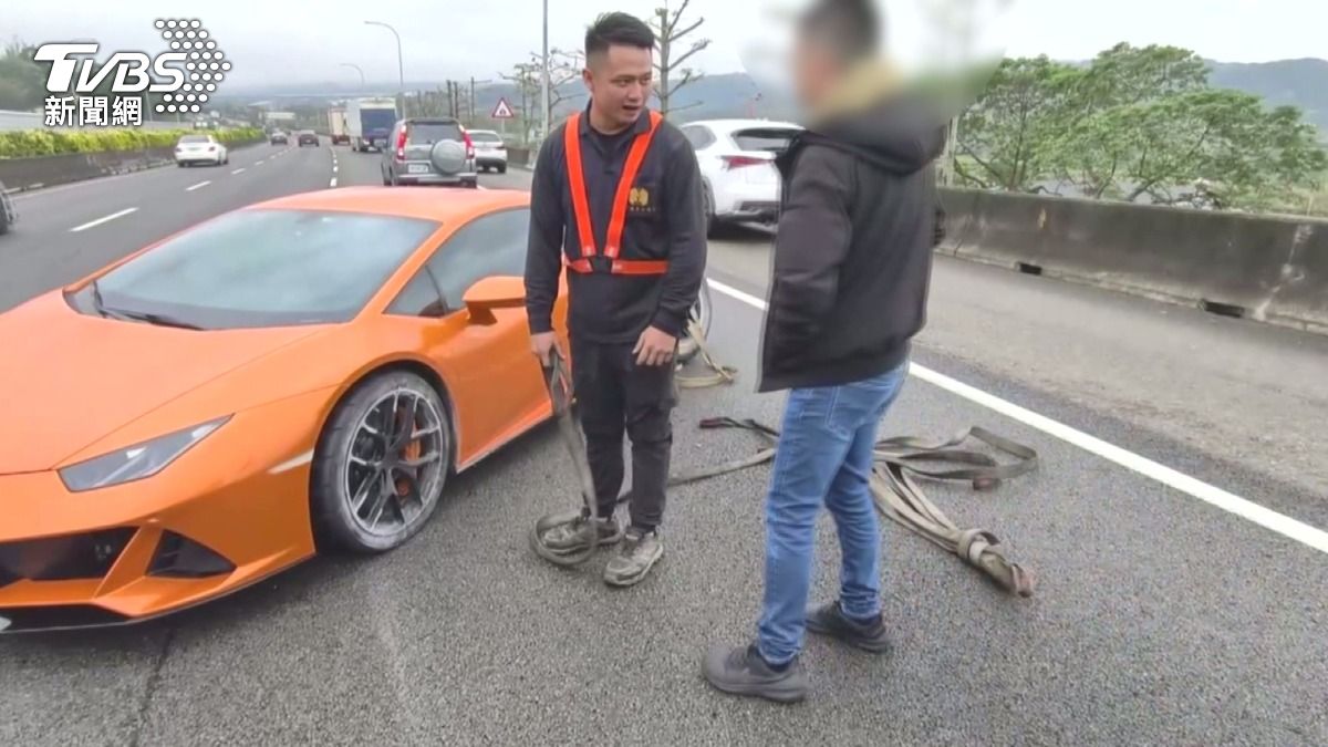千萬藍寶堅尼國道失控自撞！車聚泡湯，34歲車主嘆壓到不明物。(圖／TVBS)