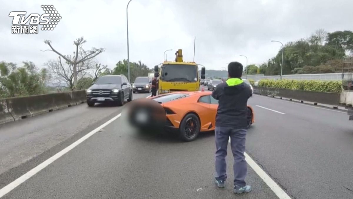 現場僅有這輛藍寶堅尼超跑，並無其他車輛涉入，屬於單一車輛自撞事故。(圖／TVBS)