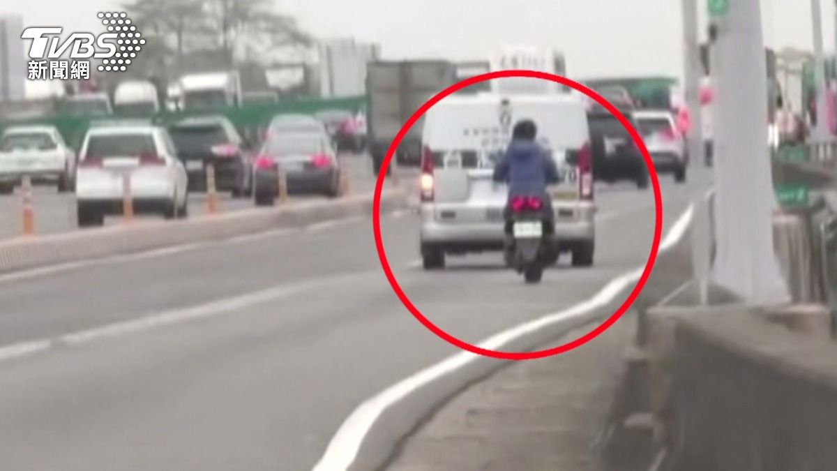 發現一名機車騎士未戴安全帽便騎上高速公路，隨即向國道警察報案。(圖／民眾提供)