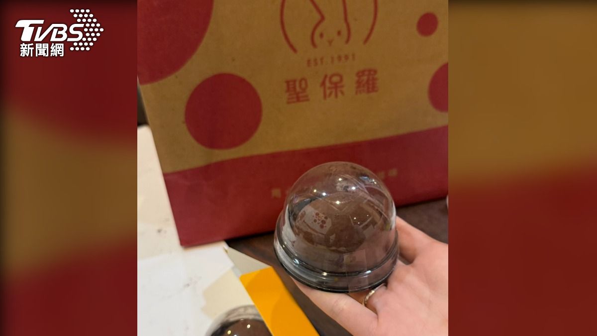 受到美伊戰爭影響,杜拜巧克力Q餅的部分原料缺貨,聖保羅也緊急發送簡訊通知,必須延後取貨時間。(圖/民眾提供)