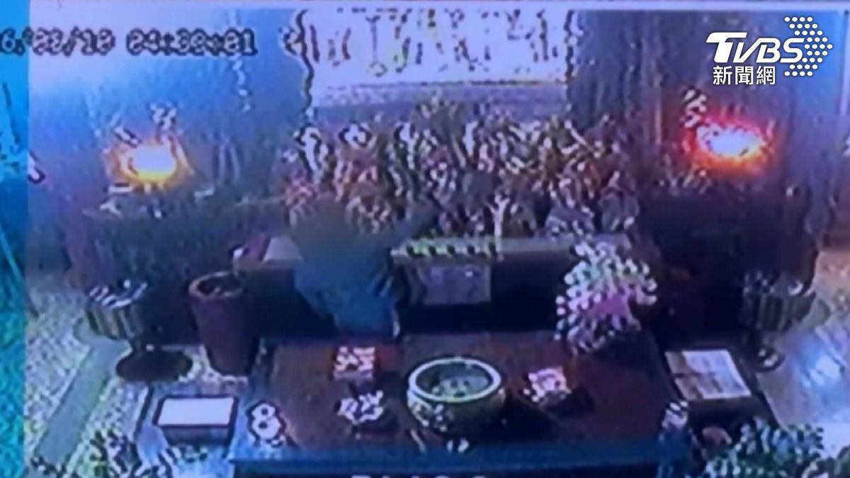 監視器畫面顯示，男子隨手拿起香爐砸向神明。（圖／TVBS）