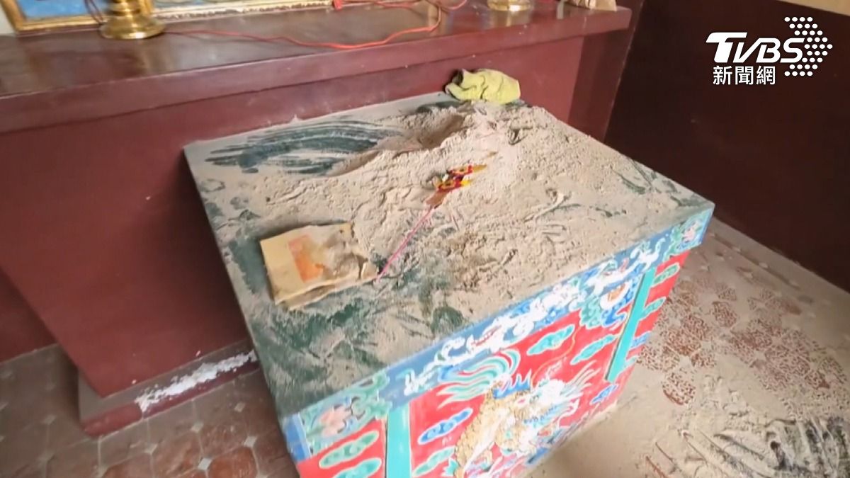 還有小型土地公廟直接被翻桌，香灰灑了一地。（圖／TVBS）