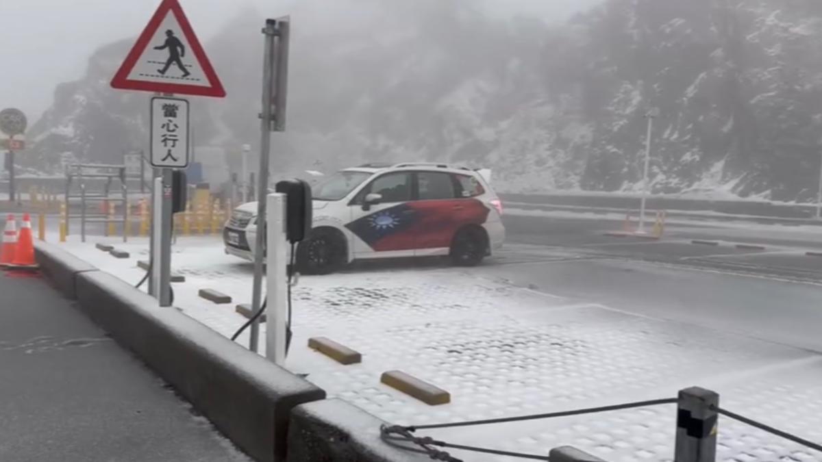 合歡山下雪。（圖／圖片來源 臺灣追雪團）