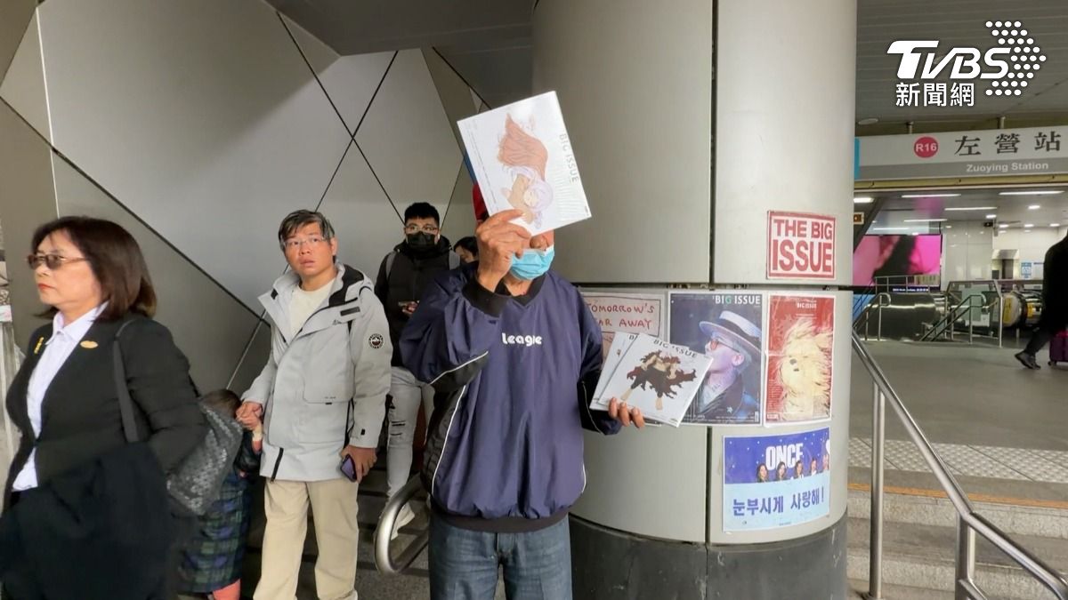 銷售員頂著寒風蜷縮在美妝店外的小角落，從包包裡拿出專門讓弱勢族群販售的雜誌。（圖／TVBS）
