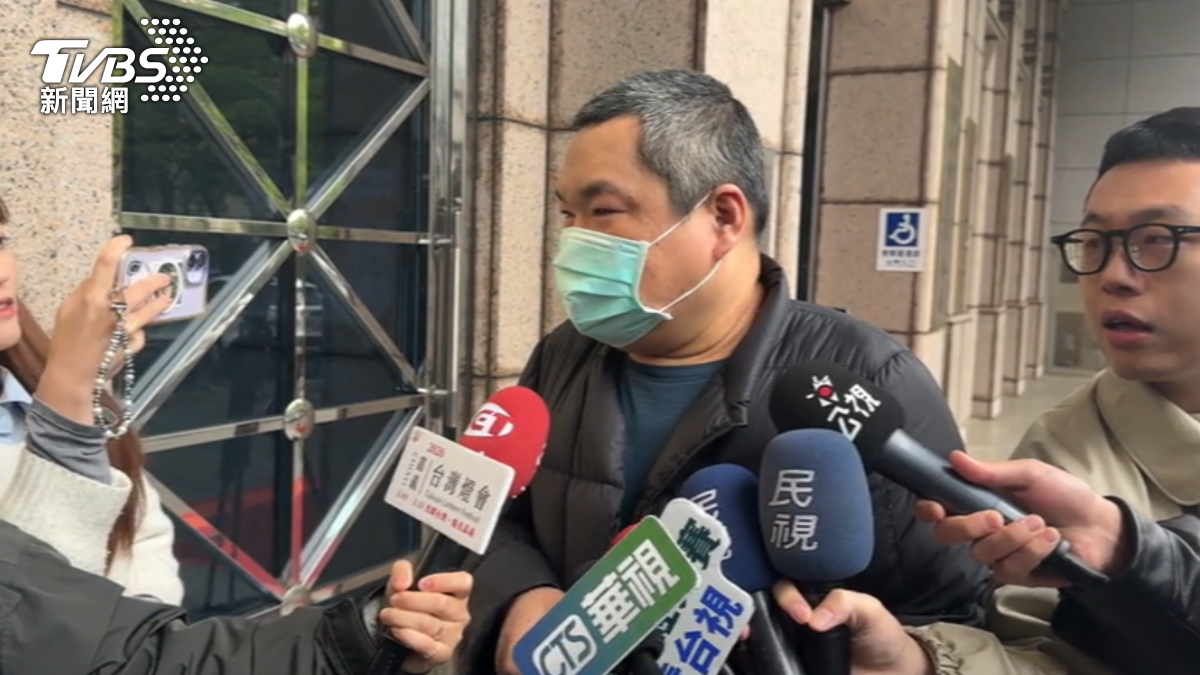 造謠中華隊打假球的50歲張姓男子遭法辦，面對鏡頭頻鞠躬道歉。（圖／TVBS）