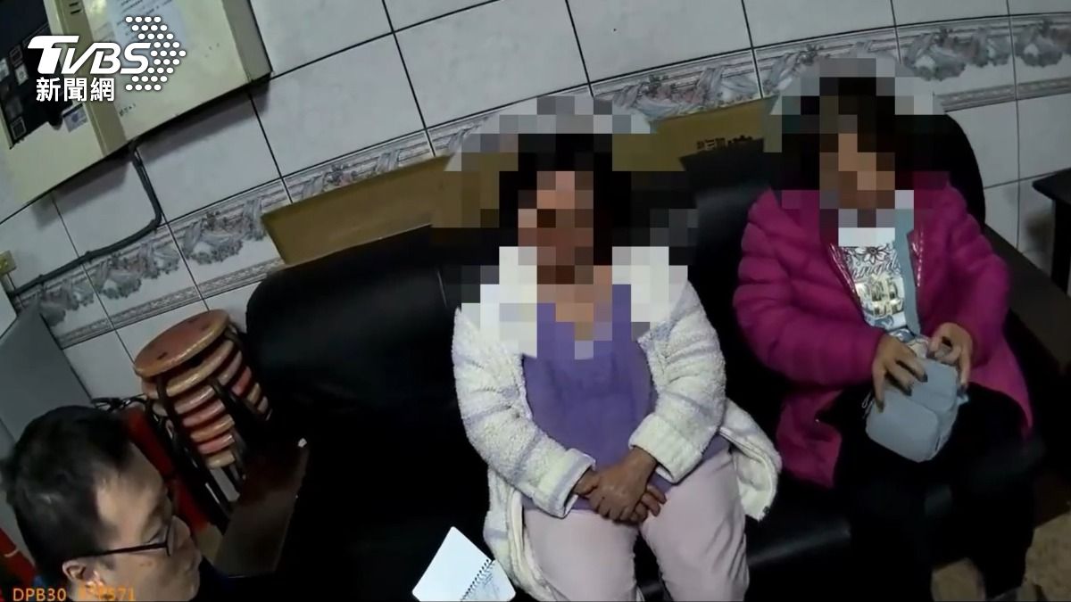員警在宮廟師姐家中尋獲失蹤婦人。(圖/TVBS)