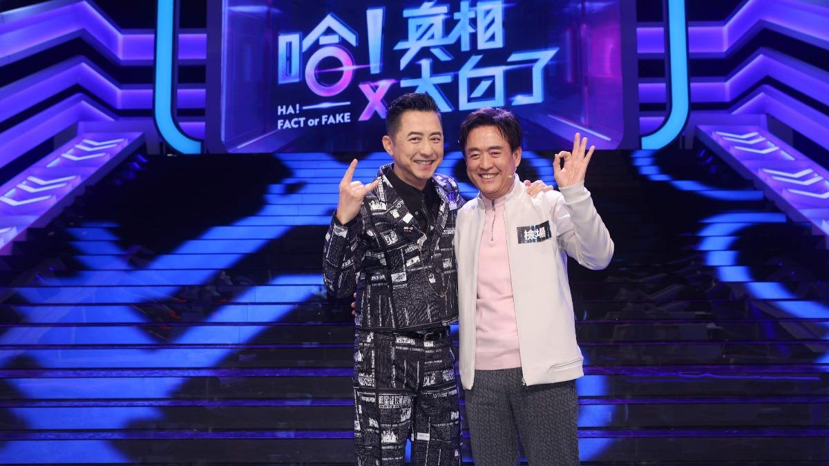 檢場(右)上哈林主持的《哈!真相大白了》。(圖/公視提供)