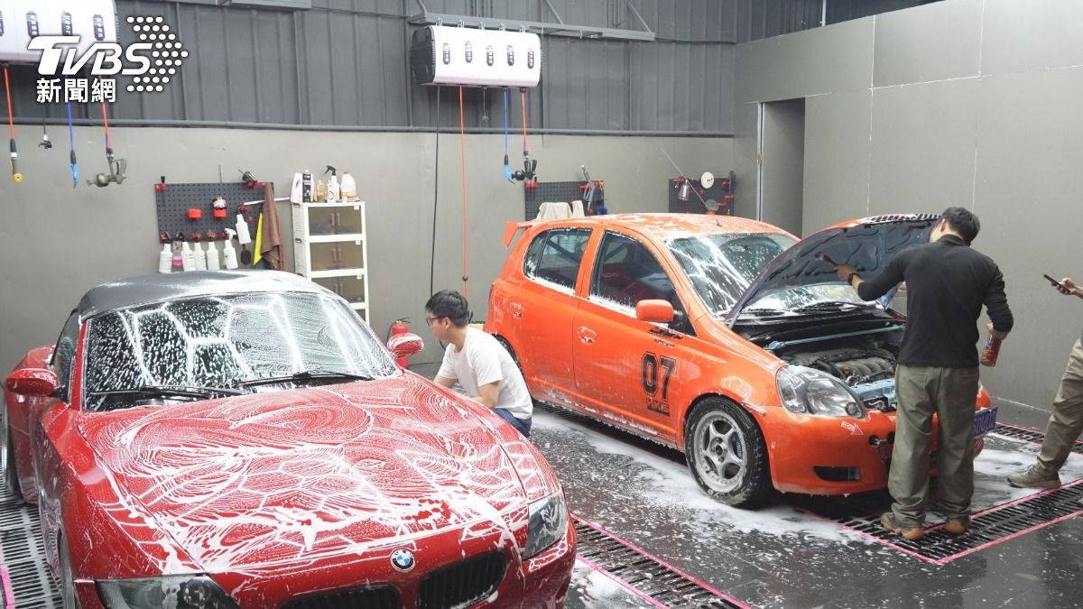 大陸廣東佛山出現一間結合汽車改裝、自助洗車與台式牛肉麵的特色店鋪。（圖／TVBS）