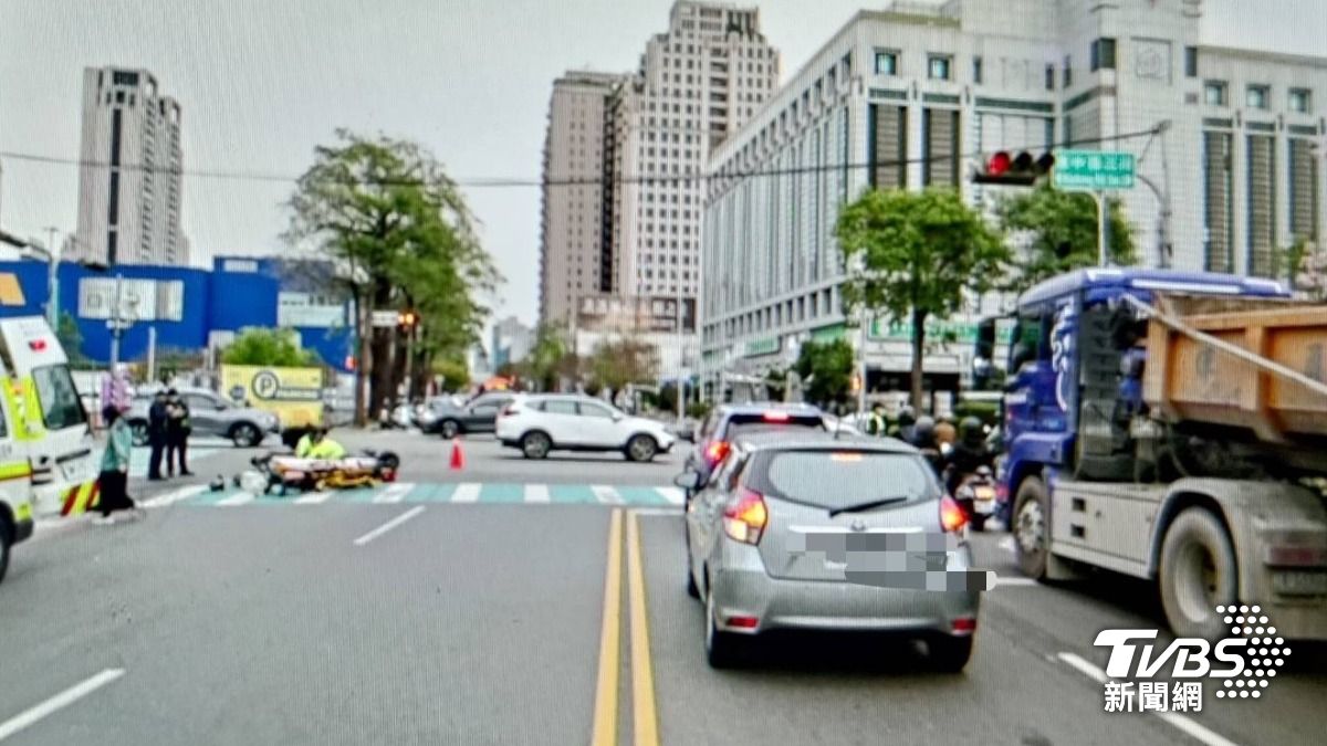 獨/台中死亡車禍!67歲婦搶快左轉鬼切雙黃線 遭對向車撞死