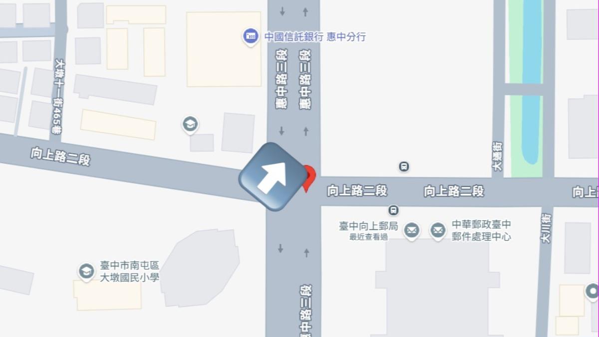 林婦疑似違規跨越雙黃線左轉,遭對向直行的林男猛撞。(圖/翻攝自Google map)