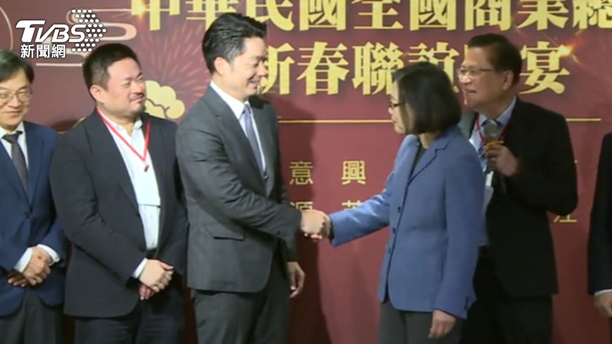 蔡英文與台北市長蔣萬安比鄰而坐,兩人頻頻咬耳朵。(圖/TVBS)