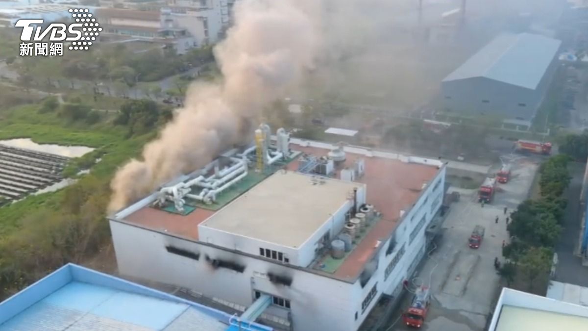 快訊／台南柳營工廠火災！囤大量氯化銨「濃煙狂竄」毒災應變隊抵達