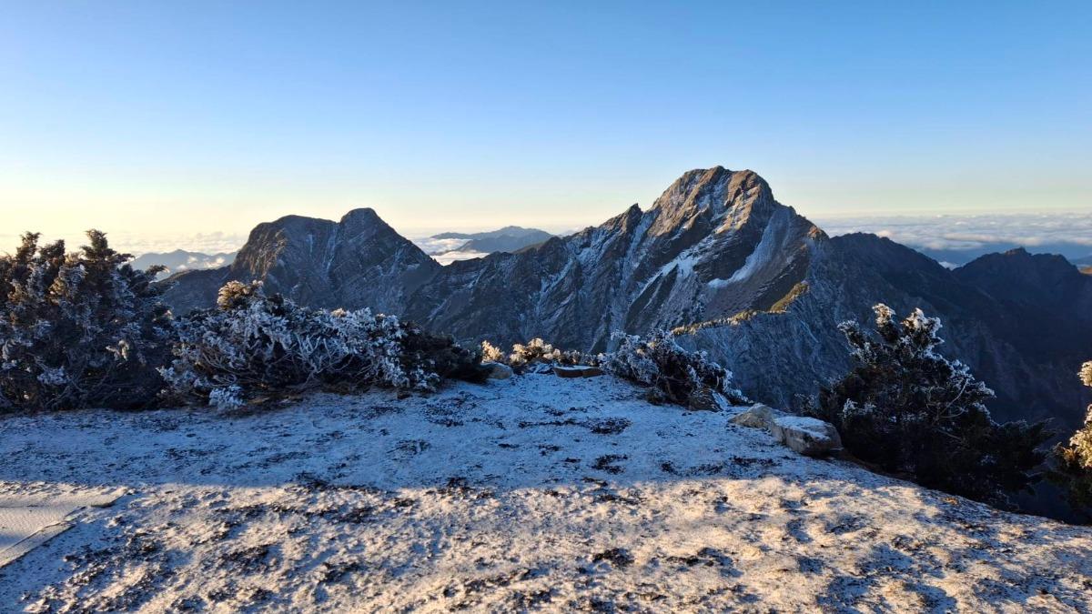 玉山凌晨降雪,早上有些許積雪。(圖/氣象署)