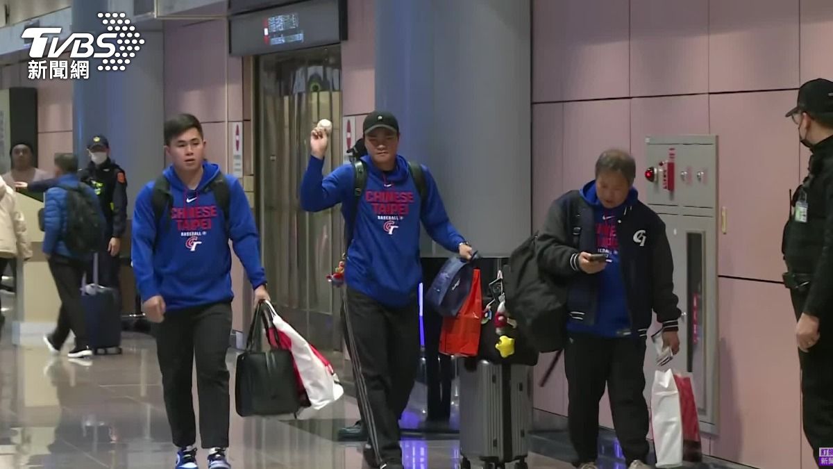 宋晟睿抵達桃園機場，右手拿球揮。（圖／TVBS）